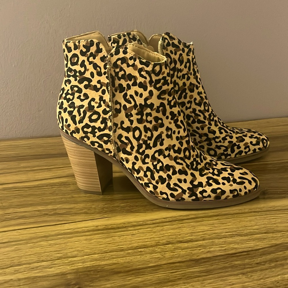 Women cheetah print shoes worn one time! Size 10